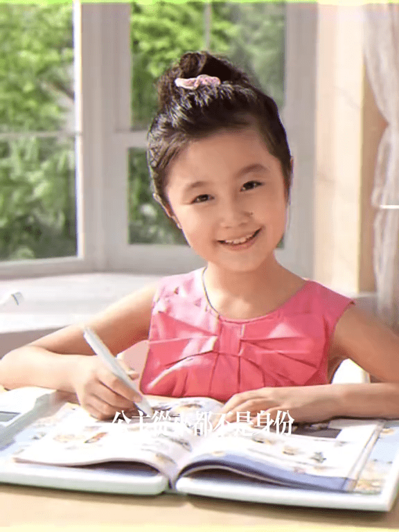 高君雨8岁时拍摄点读机广告爆红，被封“点读机女孩”、“最红童星”。
