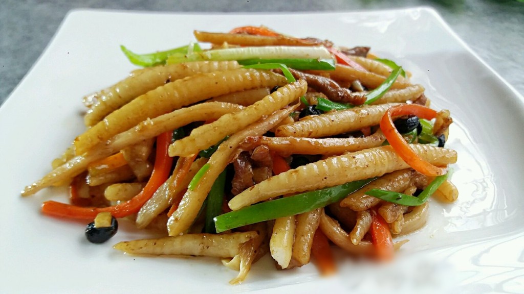 圖為廣西著名菜式炒粉蟲。資料圖片