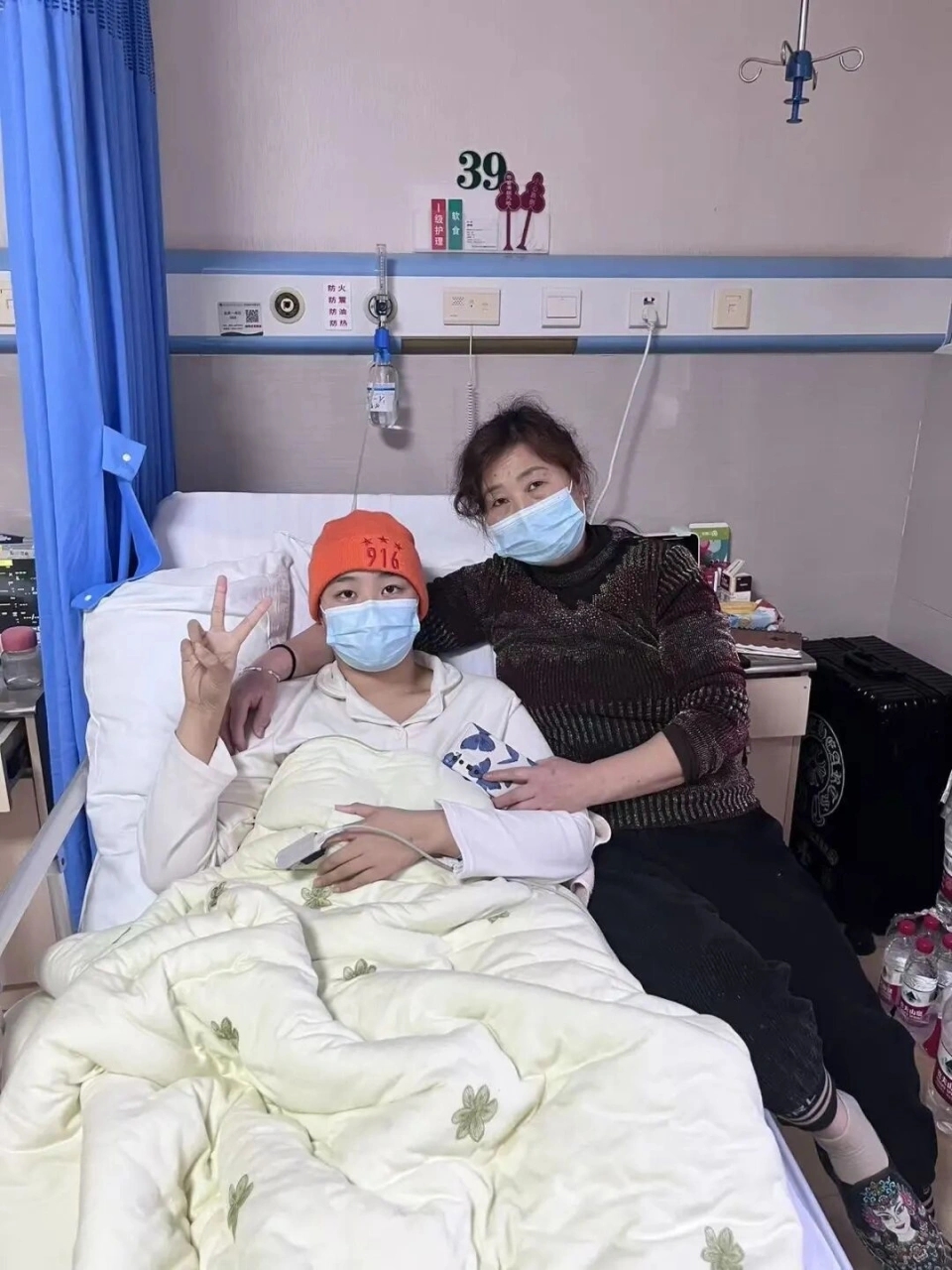 周和瑤（左）和養母。