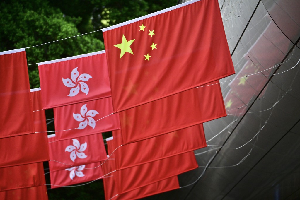 7月1日是回归纪念日，国旗区旗在全港各处飘扬。陈浩元摄