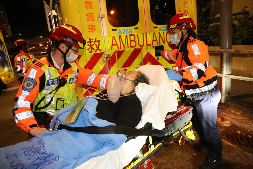 一名老婦凌晨被救出送院治理。