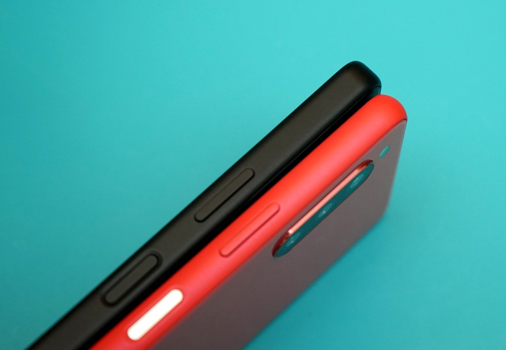 Xperia 10 IV(黑色)改用平直邊框設計,角位亦不似上代(橙色)圓滑。 Xperia 10 IV(黑色)改用平直邊框設計,角位亦不似上代(橙色)圓滑。