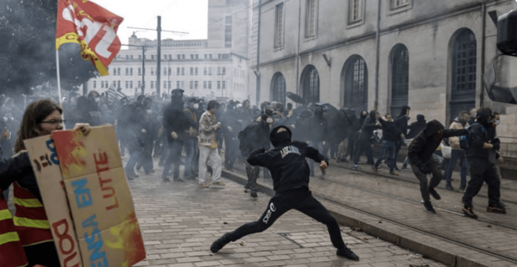 在反退休改革示威行動中，巴黎出現不少脫序行為，有黑衣人打破店家落地窗、焚燒雜物。美聯社