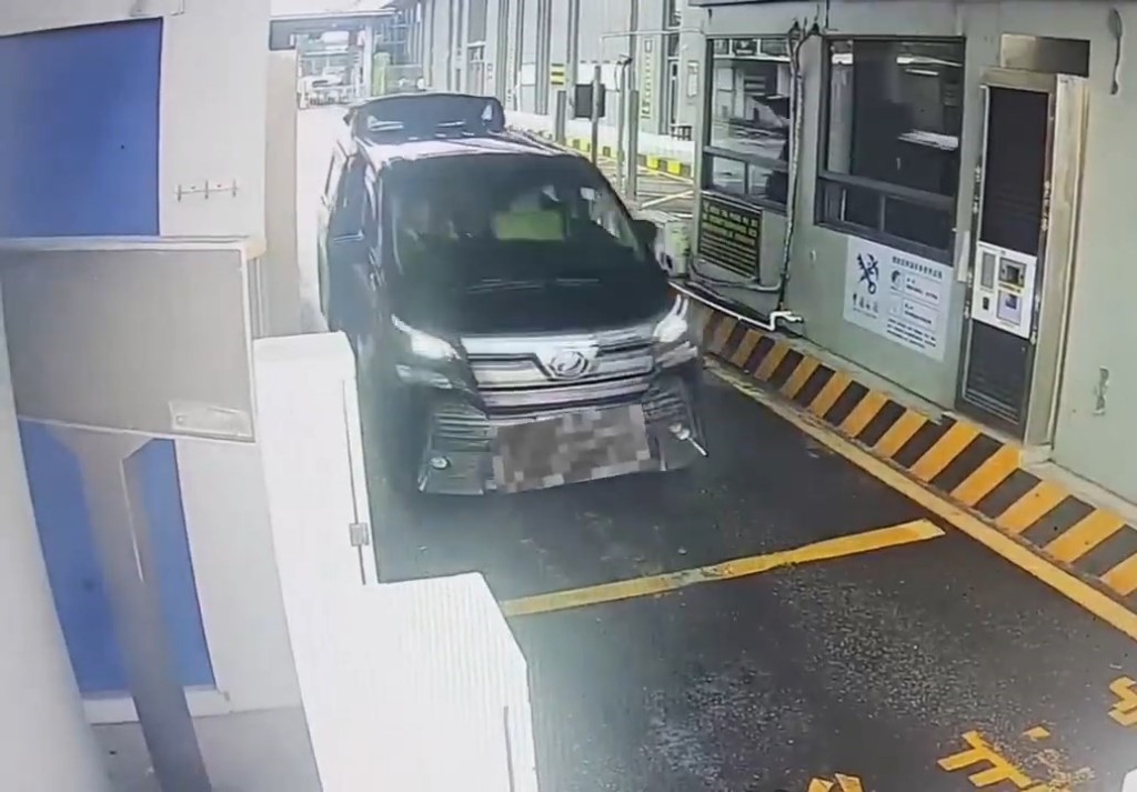 涉案車輛藏有188條金魚。海關發布