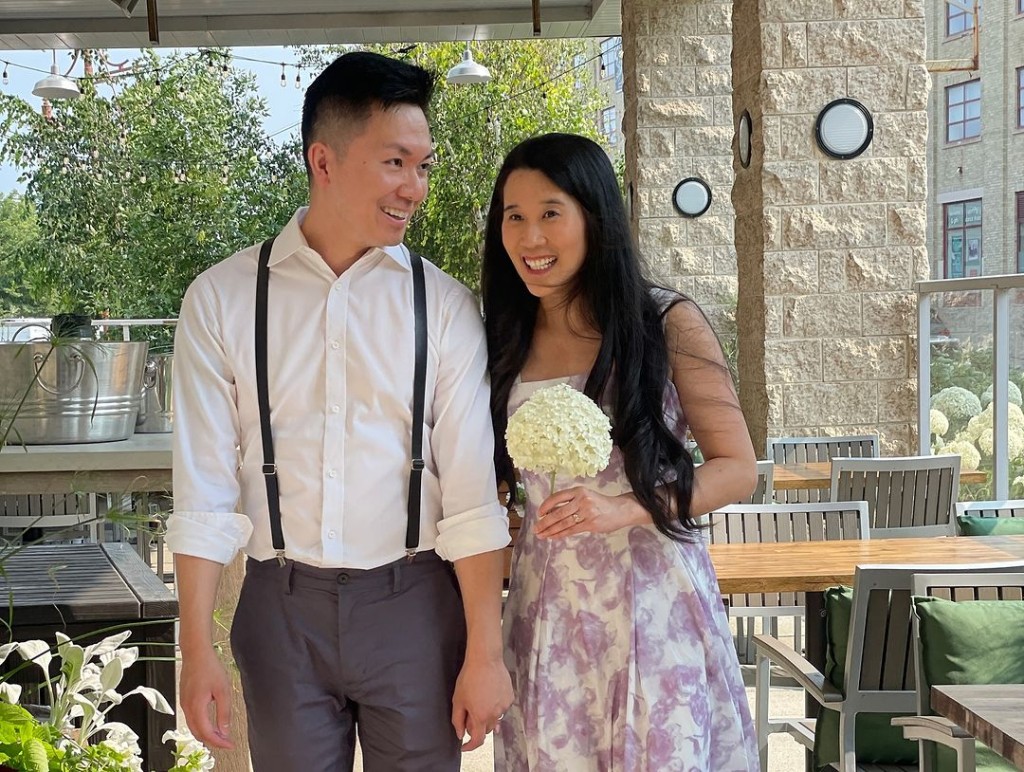 其後的照片則是兩個妹妹的結婚相。