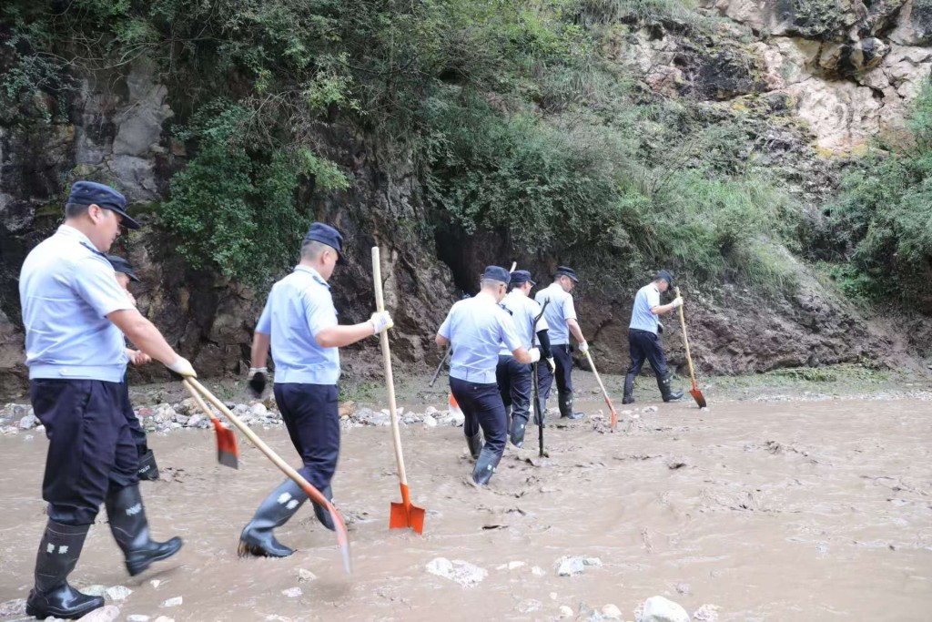 甘肃渭源突发山洪，已致10人死亡。 新华社