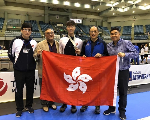 張家朗(中)獲香港體育學院主席林大輝(右二)到賀。相片由香港劍擊總會提供