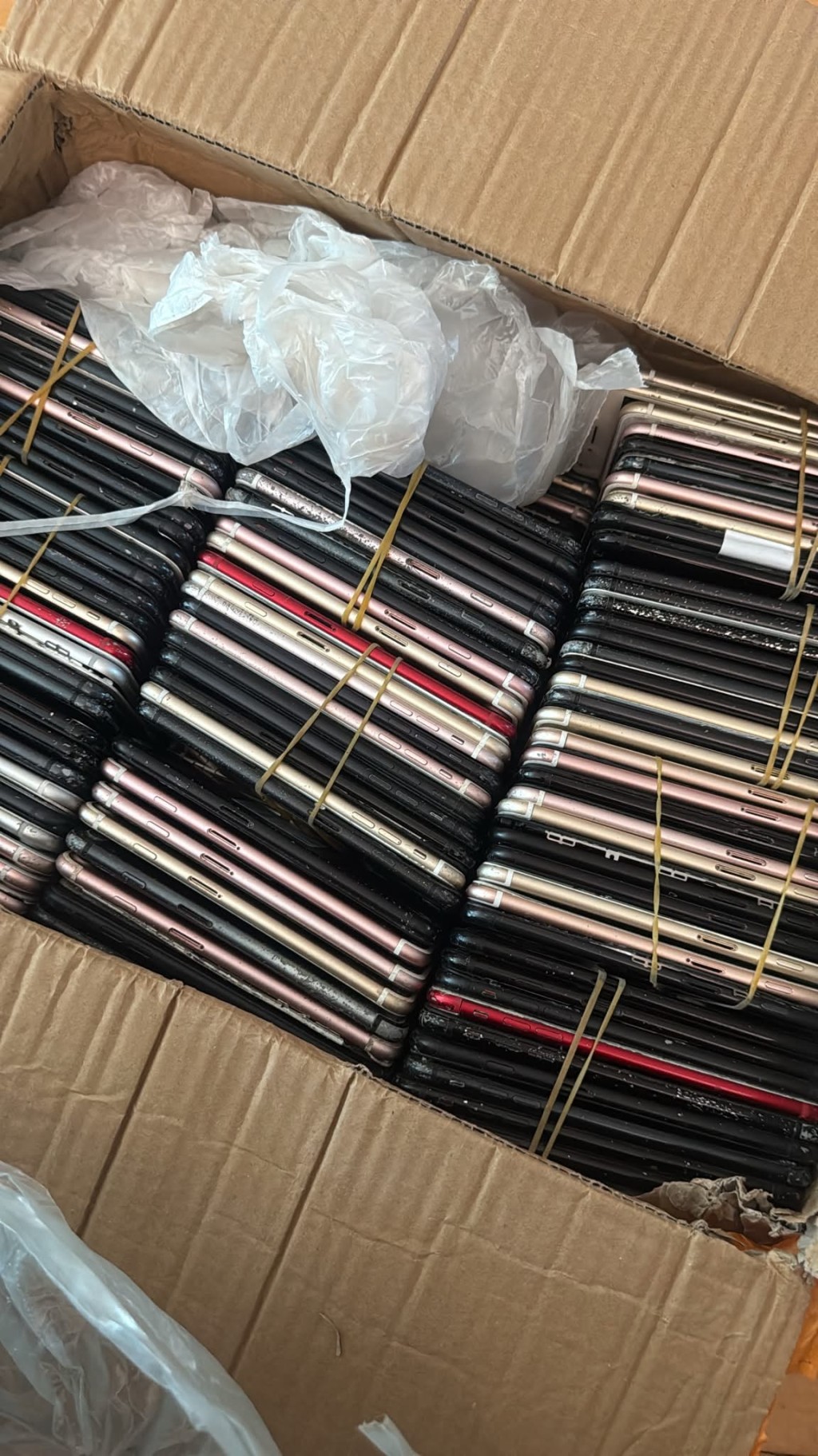她原本只不過想在淘寶買一支普通的攝影腳架，怎料集運倉竟出現世紀大烏龍，送來一大箱約300部「爛咗嘅iPhone」（圖片：mynameis.yanki＠Threads）