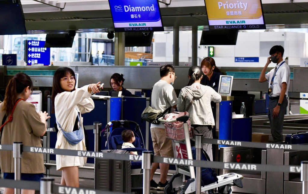 入境處預計約有1,152萬人次（包括香港居民及訪客）經各海、陸、空管制站進出香港。