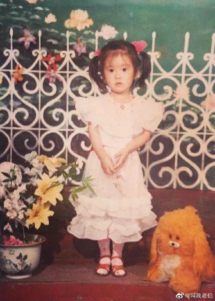 小時候Moka面圓圓,束住孖辮仔,襯花裙仔,好可愛。