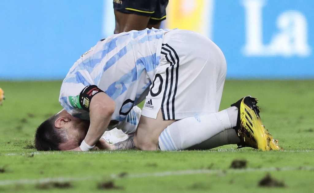 世盃南美區外圍賽，美斯被踢中後忍痛倒地。Reuters