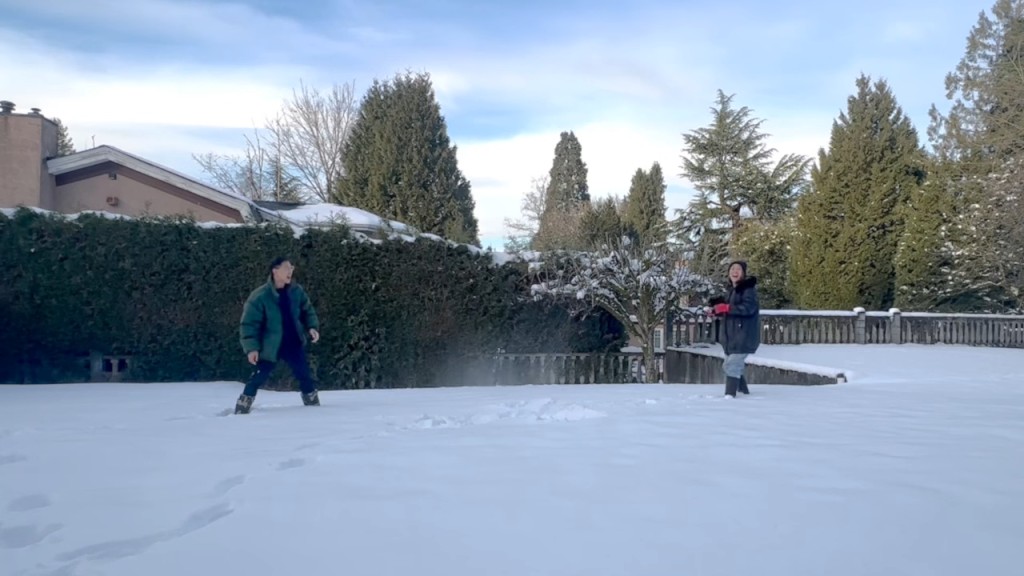 姜麗文夫婦在屋外的巨型花園打雪仗。