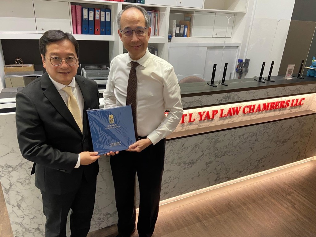 法律援助署署長陳澤銘（左）於6月3日至6日率領代表團訪問新加坡。法律援助署FB圖片