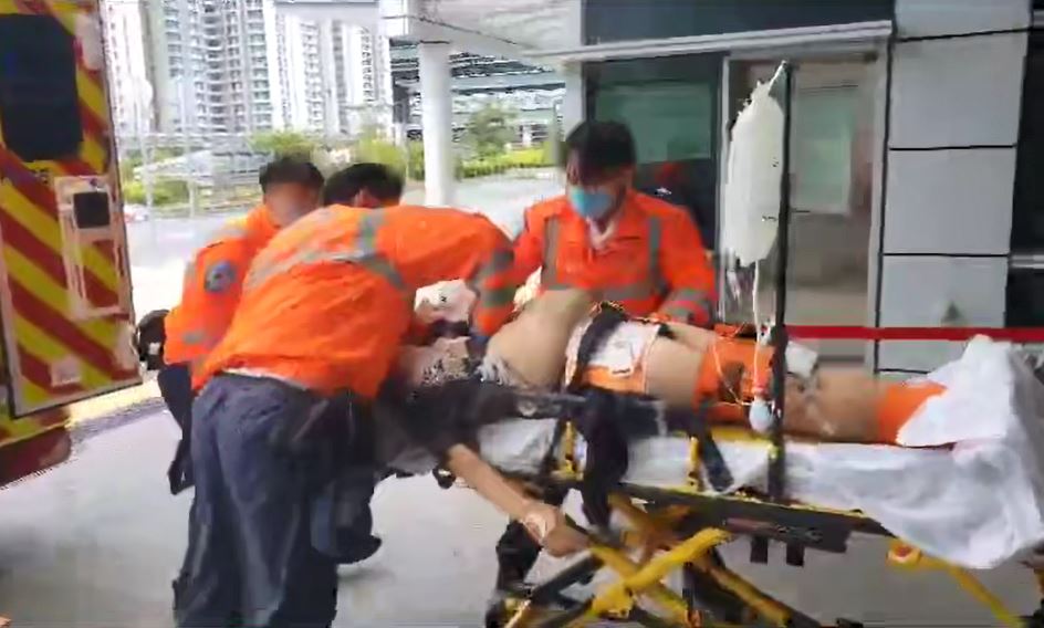 昏迷之的士司機被送往北大嶼山醫院，經搶救後不治。
