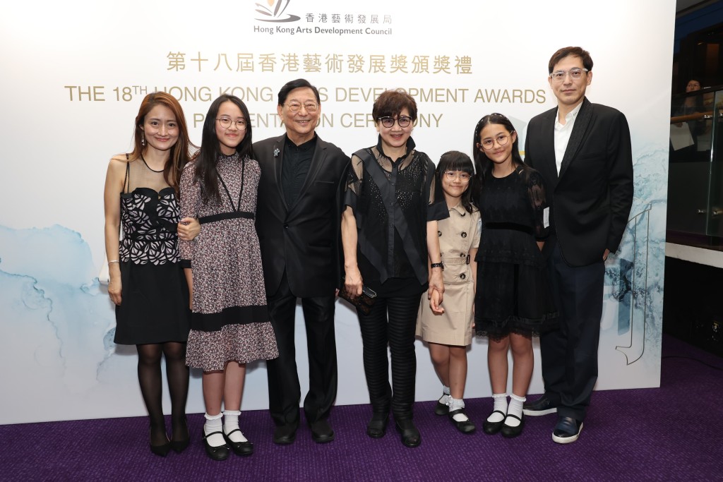 吴思远一家人齐齐出席颁奖典礼。