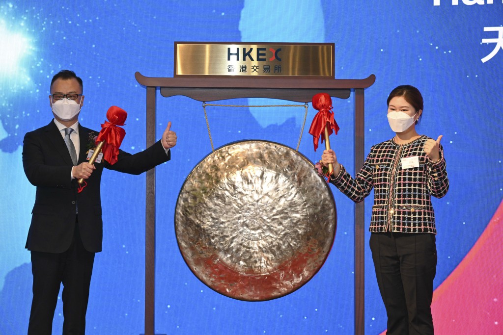 天齊鋰業實體上市儀式，行政總裁夏浚誠(左)，副主席蔣安琪(右)。