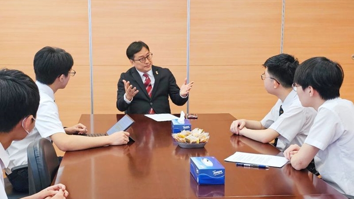 聖保羅書院舉辦教育及事業博覽2023,律師會會長陳澤銘(中)分享投身法律專業貼士及第一手資料。 律師會圖片