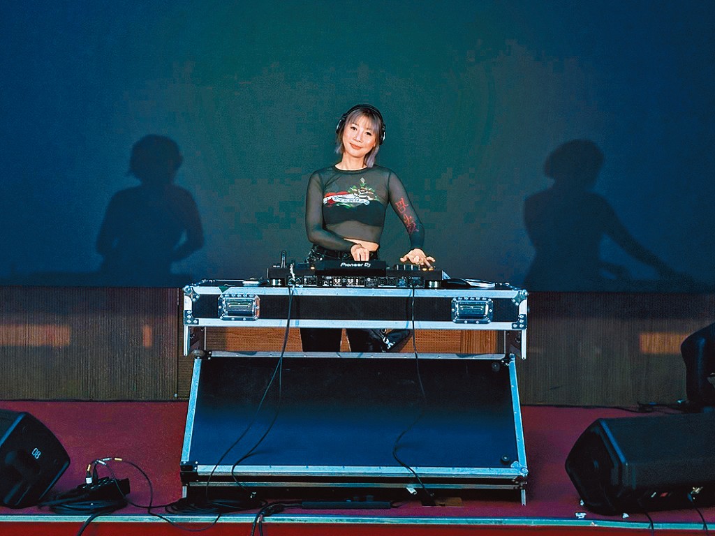 廣東歌派對DJ打碟。