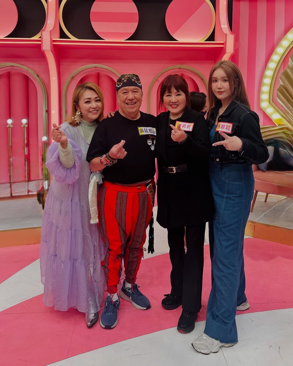 吳亦偉胞姊是歌手吳亦帆（左一），父親是台灣金曲獎得主吳廷宏（左二）。