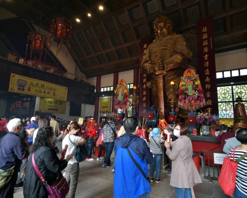 大批市民到車公廟上香祈福。