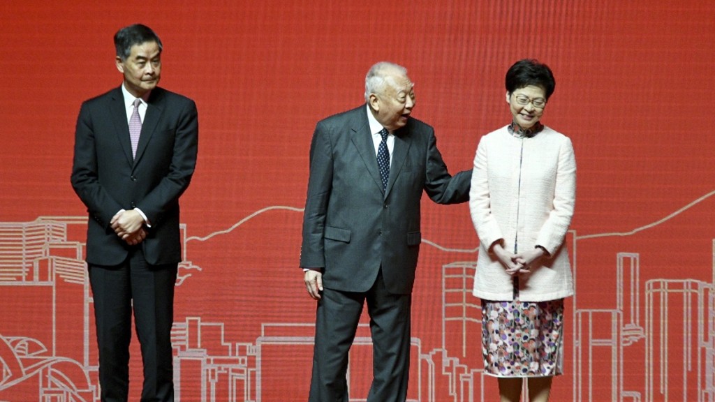 前任行政長官梁振英（左）、董建華（中間）共用堅尼地道辦公室。資料圖片