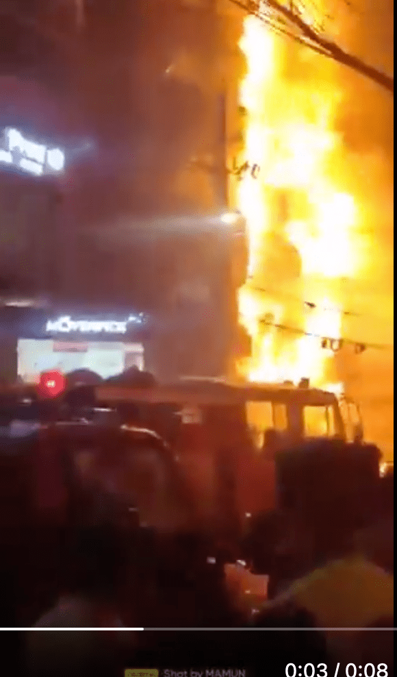 从网上视频可见，整幢大楼陷入火海。网上视频截图