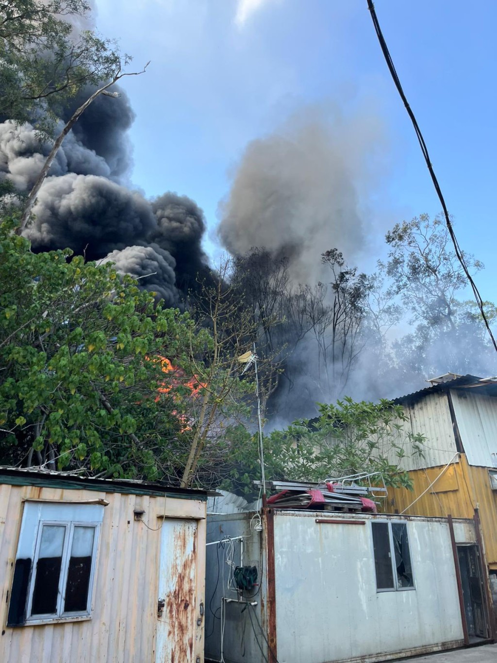 小磡村一个零件回收货仓发生火警,消防开喉灌救。香港消防处fb图片 小磡村一个零件回收货仓发生火警,消防开喉灌救。香港消防处fb图片