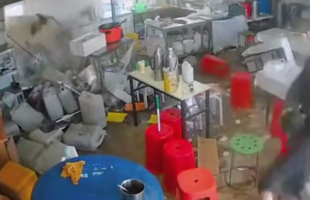 內蒙古有牛隻發狂衝入餐館大肆破壞。抖音