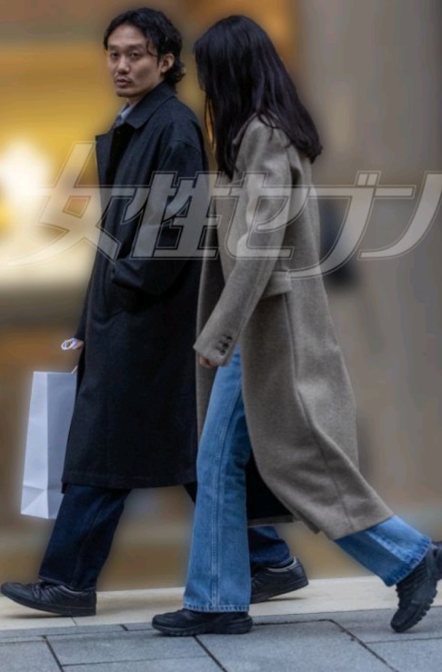 福永全程挽着纸袋，似乎是替爱妻拿着战利品。