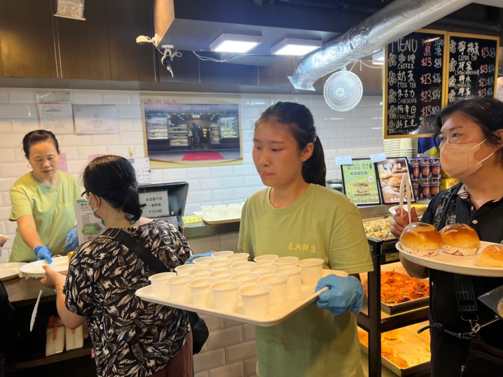 餅店為排隊的市民提供飲用水。林曉敏攝