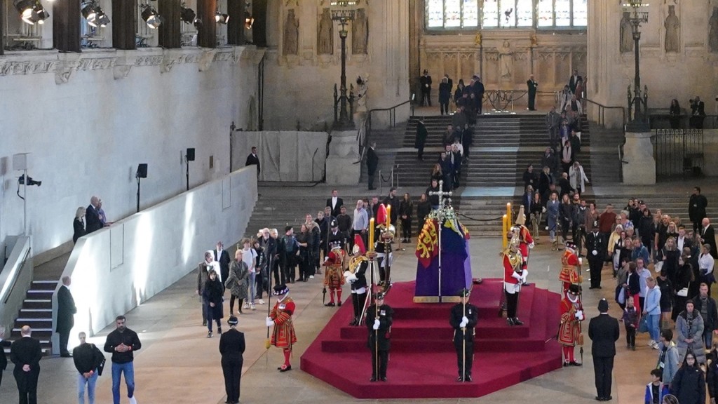伊利沙伯二世去年9月辭世，拜登與夫人吉爾（左方看台上）到倫敦瞻仰靈柩。 路透社
