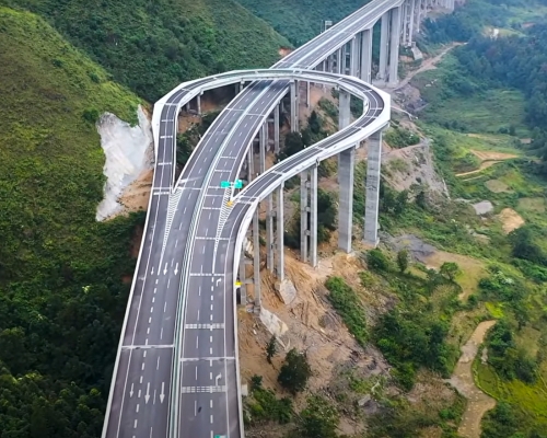 高速公路依山而建,由高聳的水泥柱架起。網圖