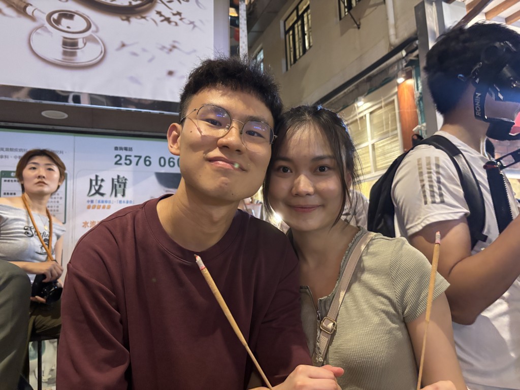 秦先生及林小姐傍晚6點多便到場等候舞火龍的出現。郭穎彤攝