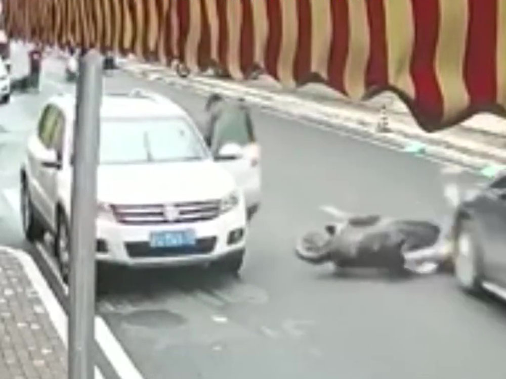 再被對面私家車輾過。(網圖)