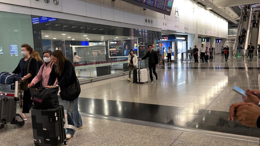 中東戰火持續,多名港人經歷驚心動魄的「戰地」旅程後,周三(4日)終於平安抵港。曾志恒攝 中東戰火持續,多名港人經歷驚心動魄的「戰地」旅程後,周三(4日)終於平安抵港。曾志恒攝