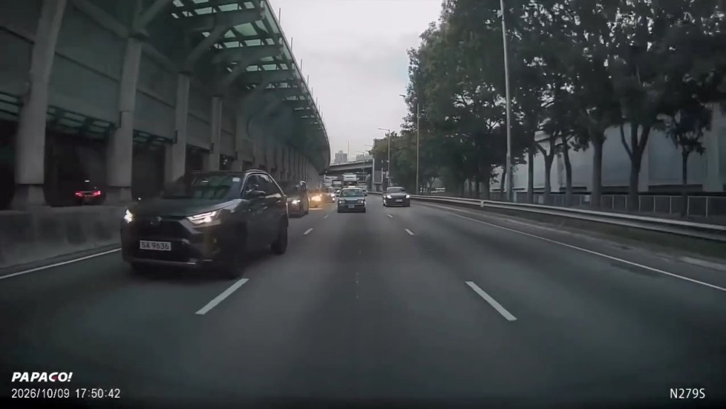 一輛私家車沿屯門公路往元朗方向行駛,至港鐵兆康站對開時切入快線。網上片段截圖 一輛私家車沿屯門公路往元朗方向行駛,至港鐵兆康站對開時切入快線。網上片段截圖