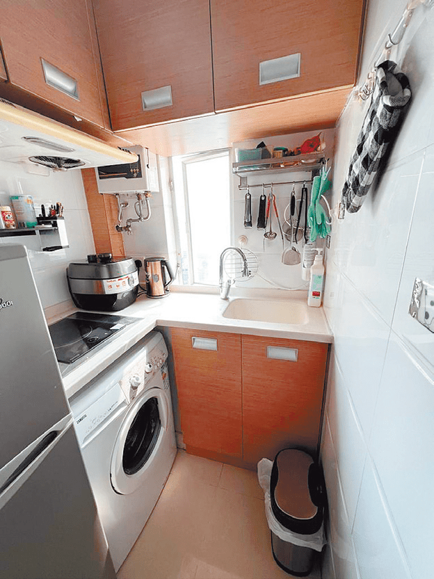 厨房设L型橱柜，明确分隔煮食、洗涤区。