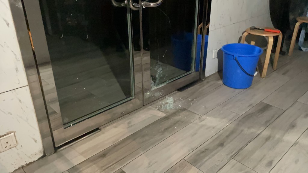 食肆玻璃门被敲碎。李家杰摄