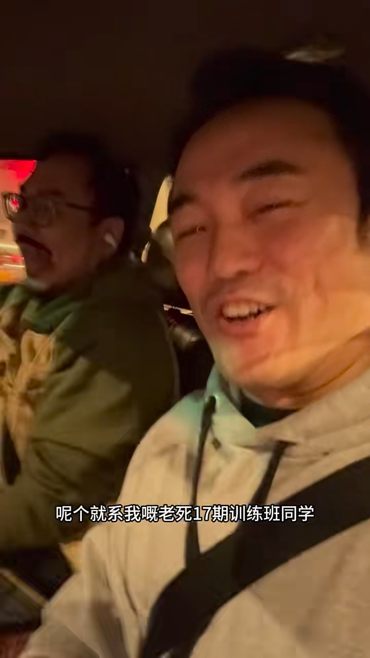 原來坐在副駕位置的正是前TVB藝人羅天池,蕭徽勇即望向他不停伸脷,相當老友。 原來坐在副駕位置的正是前TVB藝人羅天池,蕭徽勇即望向他不停伸脷,相當老友。