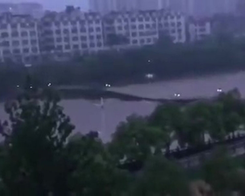 洪水將橋衝至嚴重變形後,整條橋被衝毀捲走。(網圖)