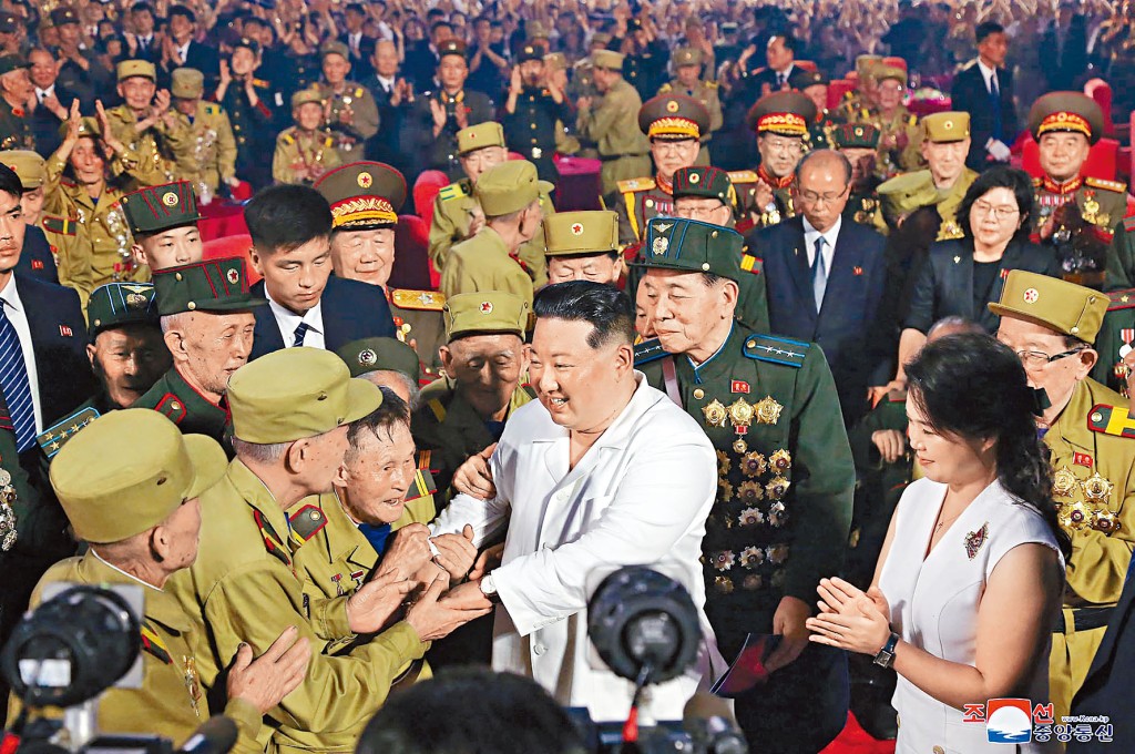 金正恩在「戰勝節」(韓戰停戰協定簽署)六十九周年紀念活動上,與老兵握手。