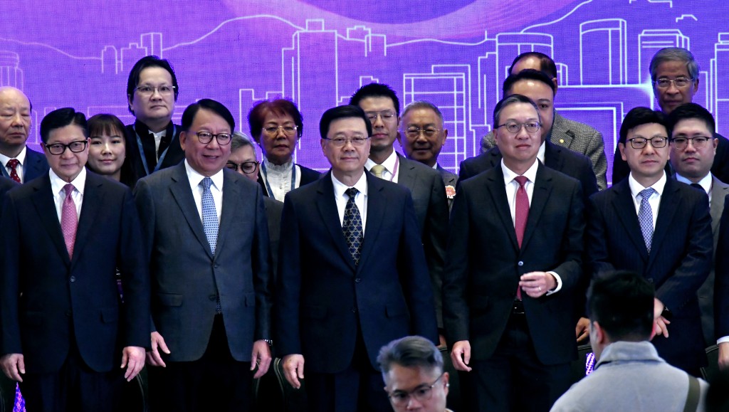 左起：保安局局長鄧炳強、政務司司長陳國基、李家超、律政司司長林定國、勞工及福利局局長孫玉菡。