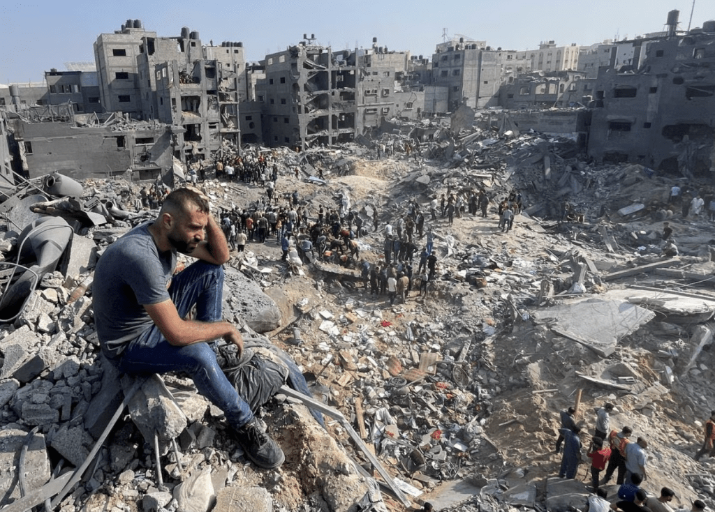 以軍日前轟炸加沙難民營，造成傷亡慘重。路透社