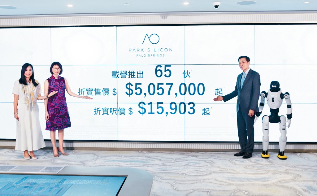 会德丰地产黄光耀（右）指，预计会在本月中展开首轮销售。