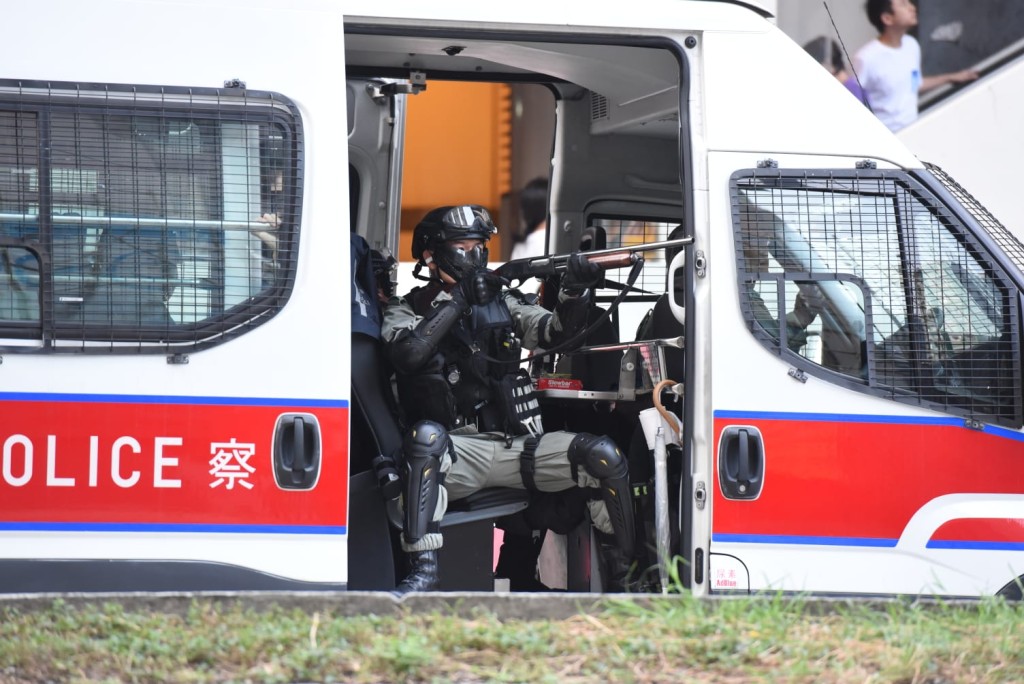 速龍小隊連開多槍發射疑似胡椒球彈。