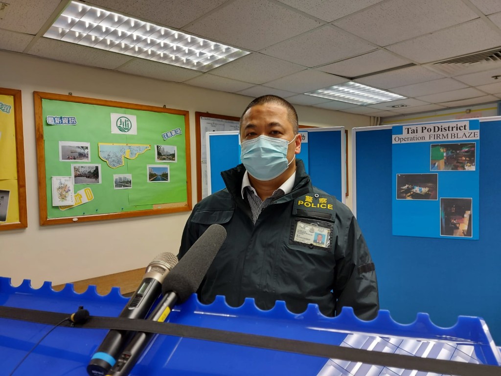 大埔警區助理指揮官(刑事) 警司莊成逸指行動中在700平方呎樓上無牌酒吧發現48人藏身。