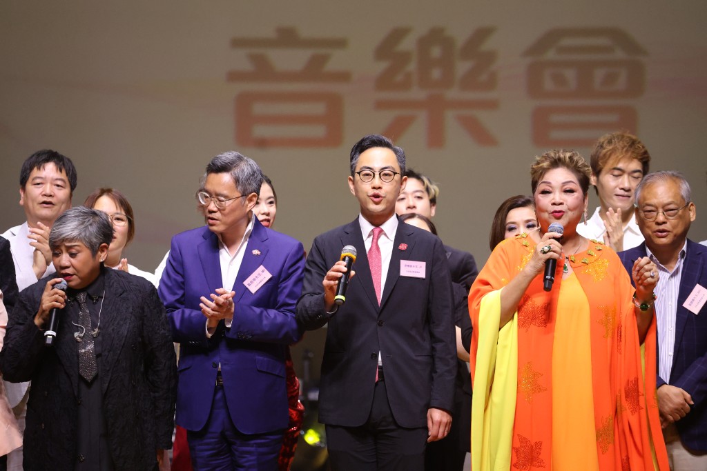 沙田民政事務專員余懷誠(中),上台與歌星肥媽(Maria Cordero)(右二)及「黑妹」李麗霞(左一)等人合唱《歌唱祖國》。 沙田民政事務專員余懷誠(中),上台與歌星肥媽(Maria Cordero)(右二)及「黑妹」李麗霞(左一)等人合唱《歌唱祖國》。