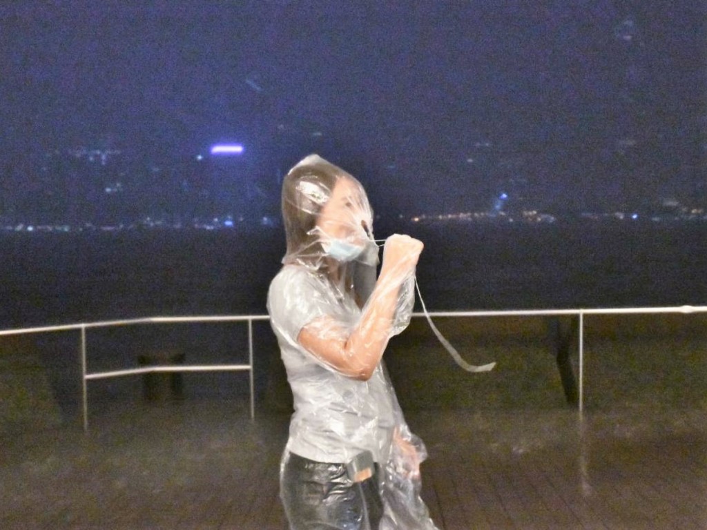 凌晨仍有市民在尖沙嘴海邊。