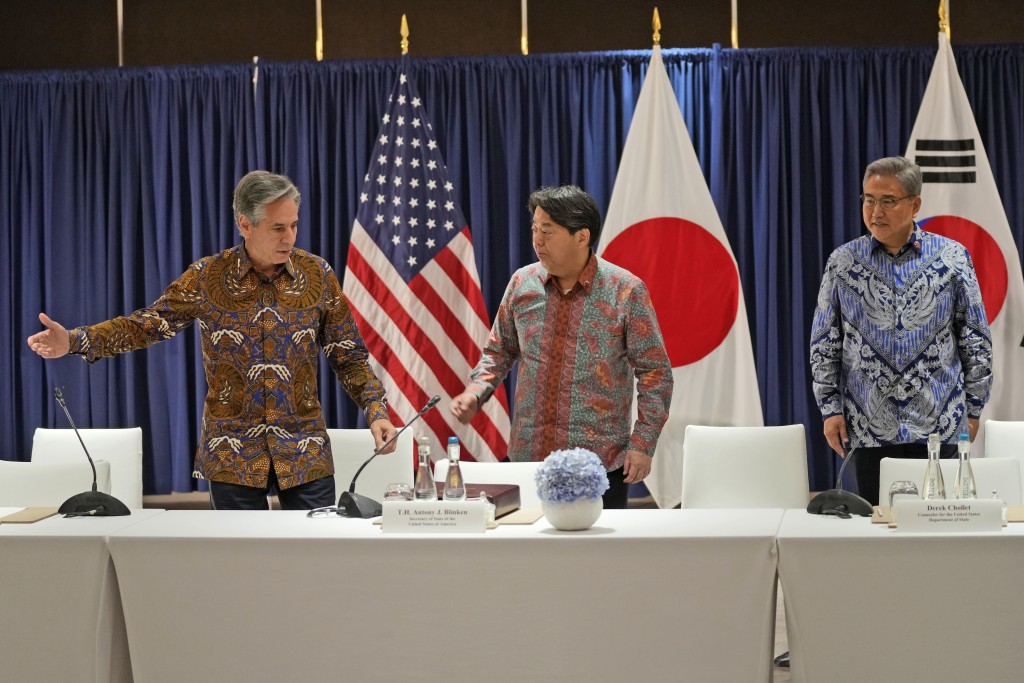 美日韩外长趁东盟外长会议期间举行三方会谈。美联社