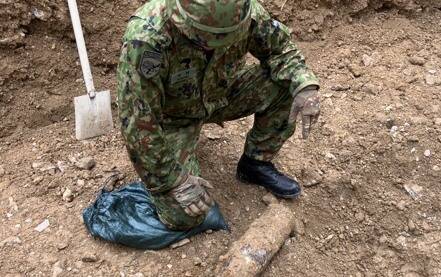 那霸機場於今年3月到6月期間，於機場管制區內發現7枚地雷與美軍火箭，都已進行回收作業。網上圖片